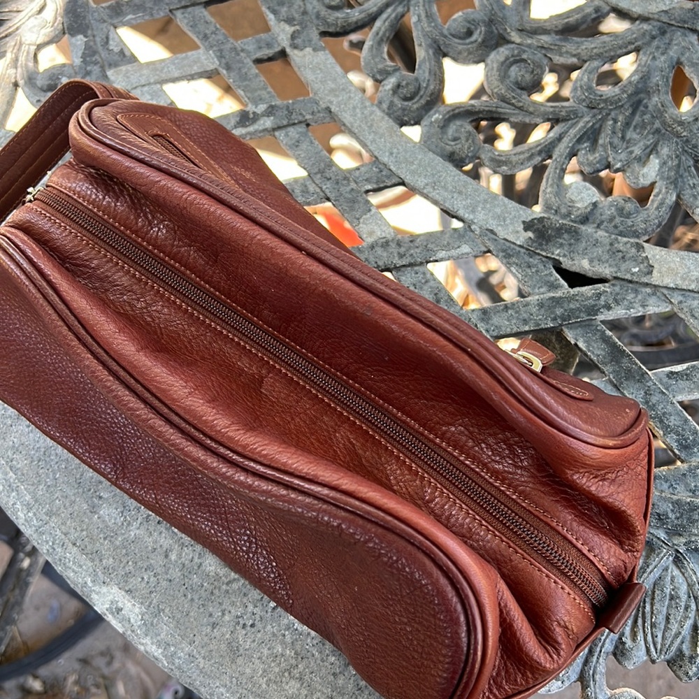 Osgoode Marley Mens Small Leather Travel Kit  Hardly used. Perfect Gift!